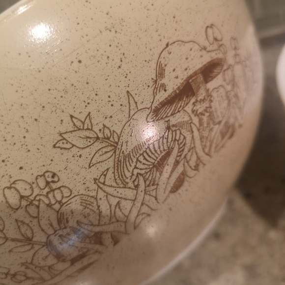Vintage 2 x PYREX Forest Mushroom Cinderella Nesting 2.5 & 1.5 Liters Bowls - Picture 2 of 9